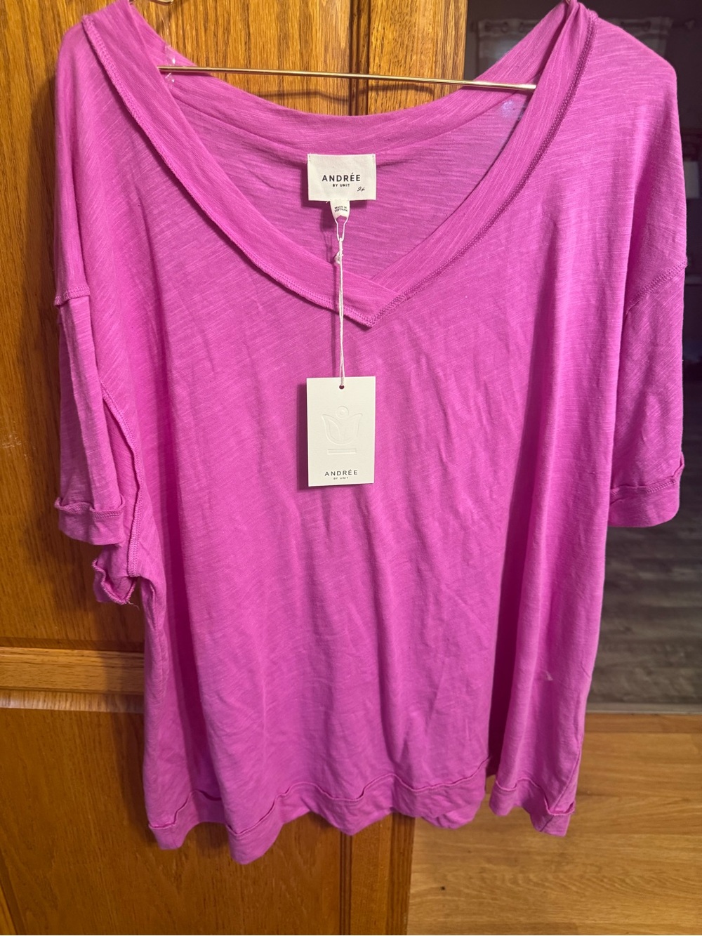 ANDRÉE BY UNIT V-Neck Tee in Bright Magenta